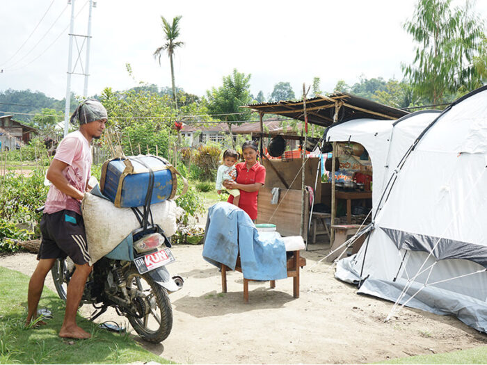 Eine Familie vor einem ShelterBox Zelt