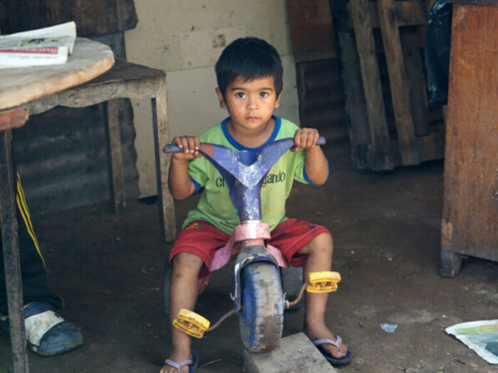 Ein kleiner Junge auf einem Dreirad