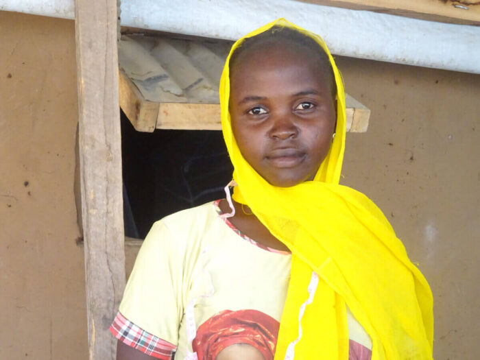 Ein Mädchen mit gelbem Tuch in Kamerun