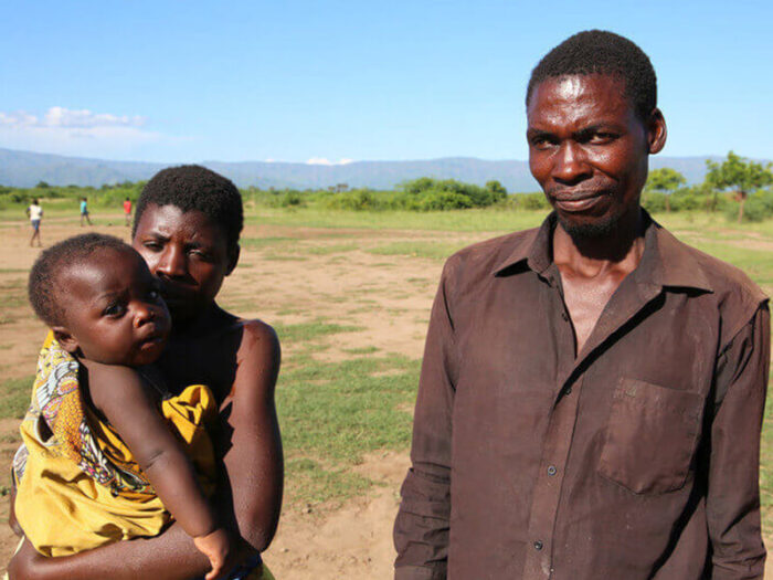 Eine kleine Familie in einem Sammelzentrum nach dem Wirbelsturm Idai in Malawi