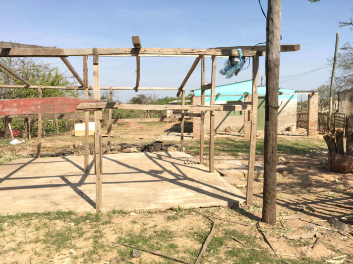 Eine Holzkonstruktion eines Hauses