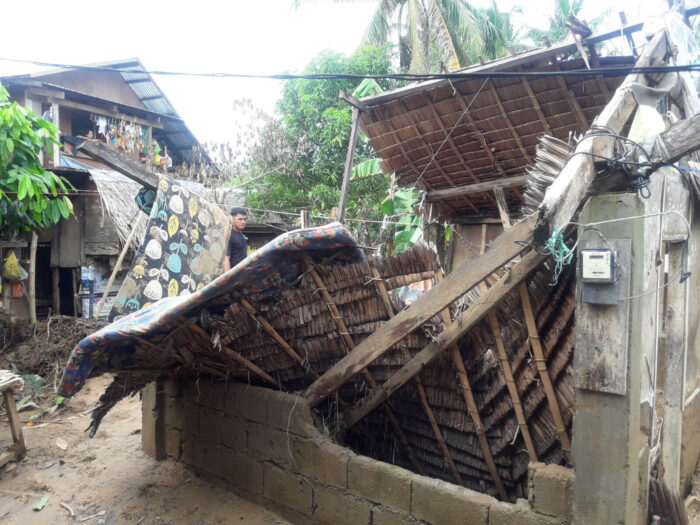 Zerstörte Häuser, nachdem der Typhoon auf den Philippinen Kai-tak eintraf