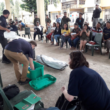 Menschen stellen Hilfsgüter in den Philippinen vor