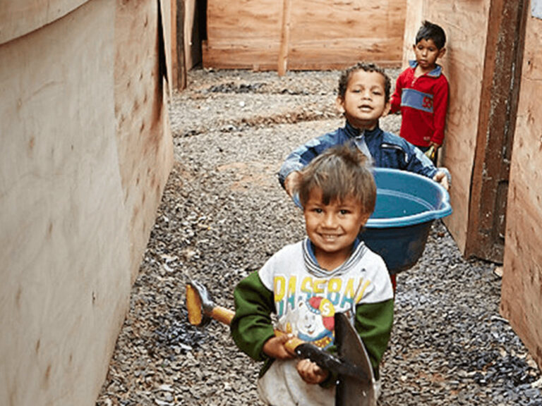 Paraguayische Kinder mit einer Schaufel
