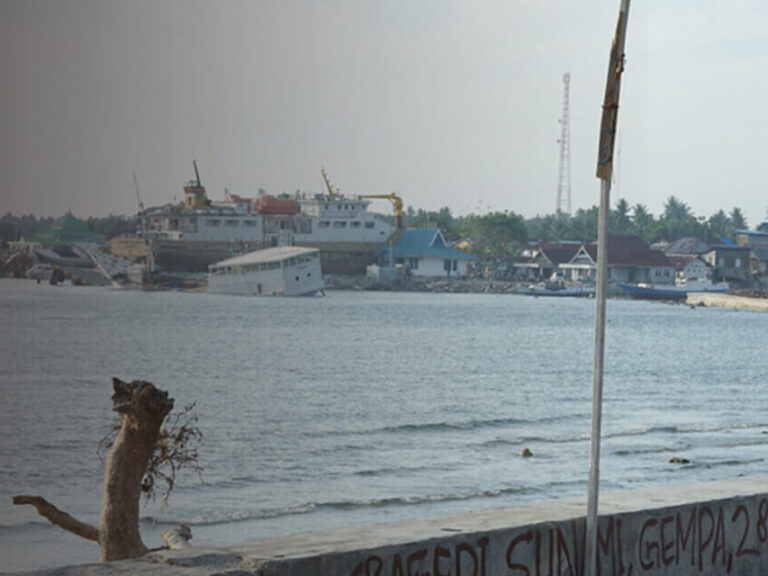 Ein Mann und eine Frau stehen nah am Wasser nach einem Tsunami in Indonesien