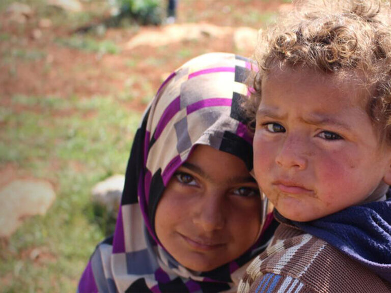 Zwei syrische Kinder in einem Vertriebenenlager