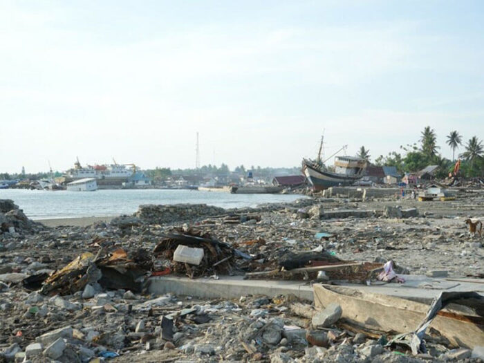Trümmer nach einem Tsunami in Indonesien