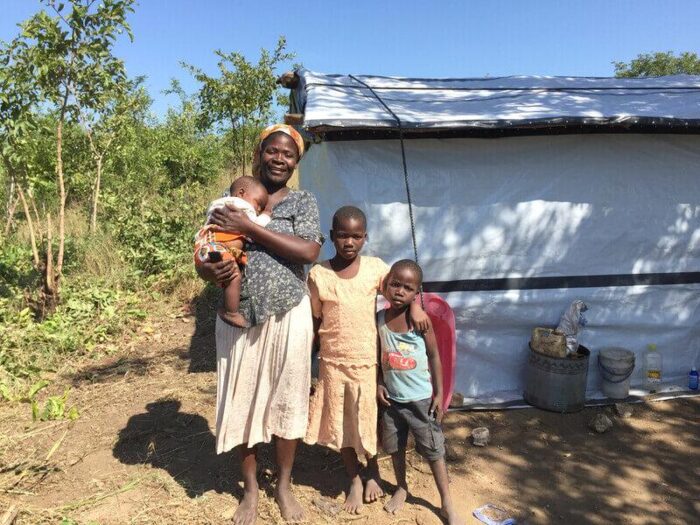 Eine Familie in Malawi mit ShelterBox Hilfsgütern
