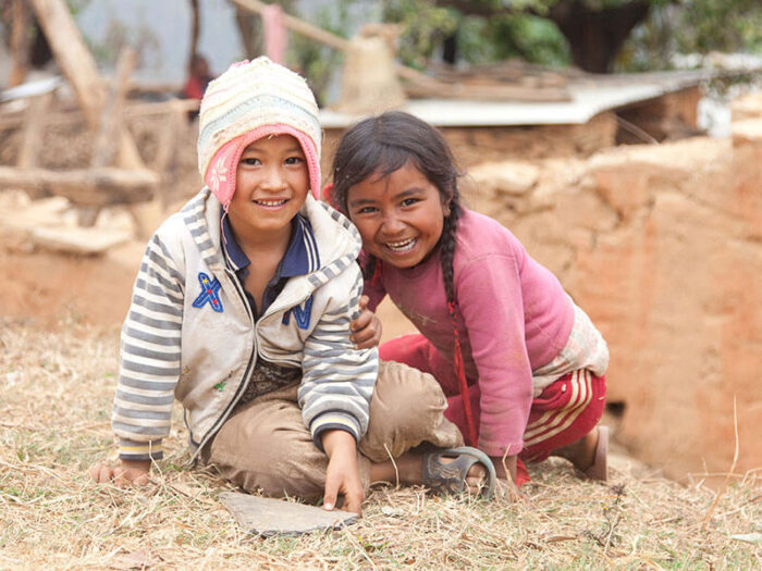 Junge Kinder spielen in Nepal