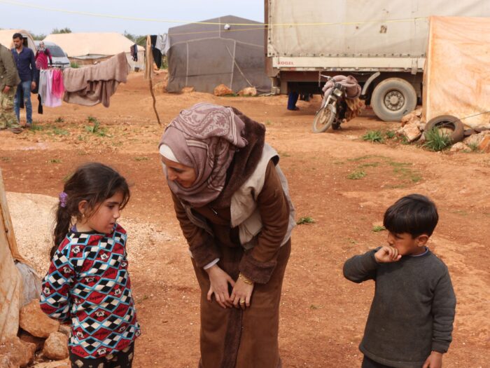 Humanitäre Helferin in Syrien spricht mit Kindern