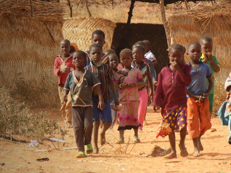 Spielende Kinder in Burkina Faso