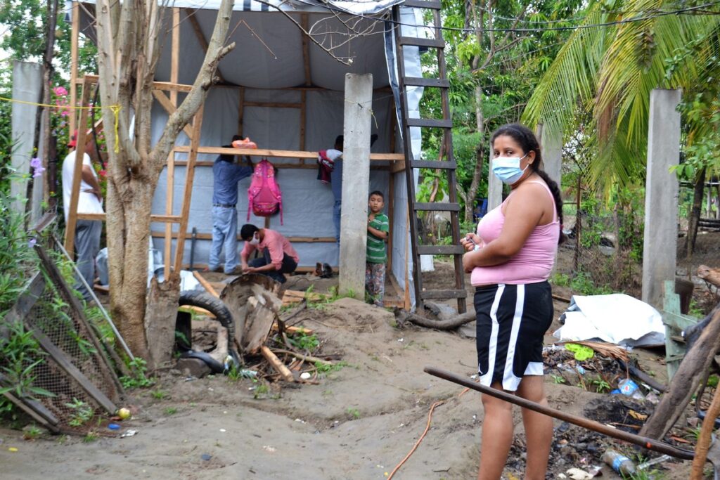 Eine Familie baut mit Hilfe von ShelterBox ihr Haus in Honduras wieder auf, nachdem zwei Hurrikane Teile des Landes verwüstet hatten.