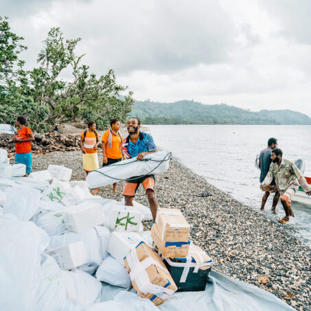 ShelterBox Hilfsgüter werden vom Boot an Land gebracht