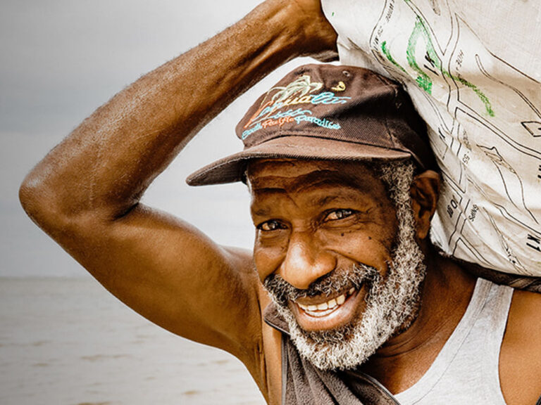 Ein Mann in Vanuatu erhält ein ShelterBox Shelter Kit, nach dem Zyklon Harold.