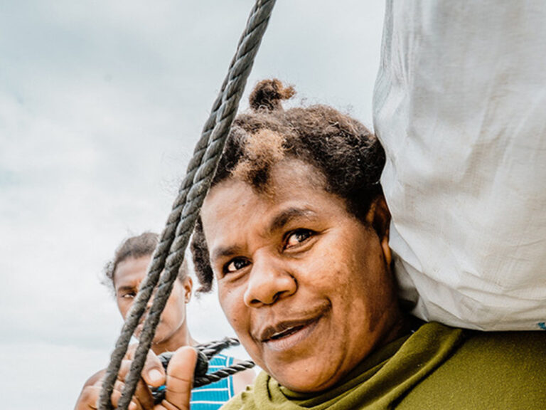 Eine Frau erhält ein ShelterBox Shelter Kit in Vanuatu nach dem Zyklon Harold