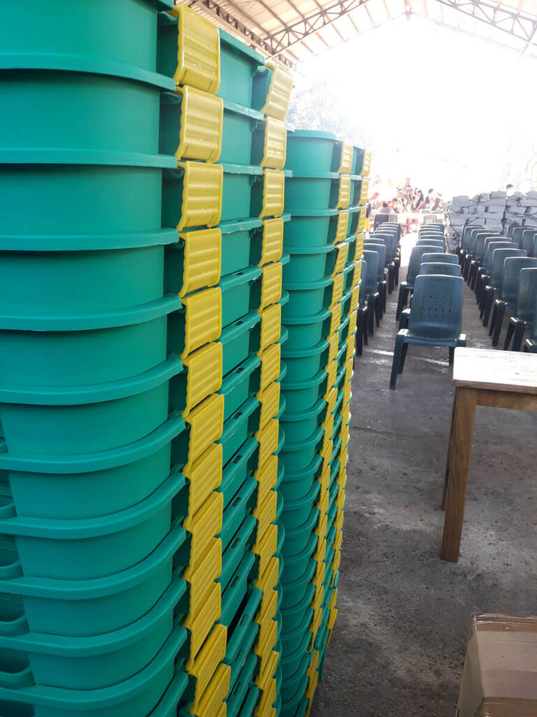 Gestapelte ShelterBoxen in den Philippinen