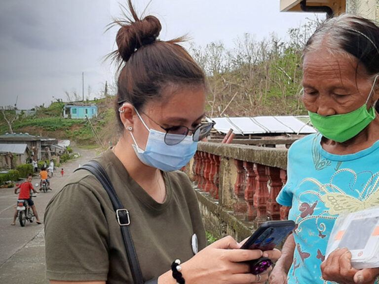 2 philippinische Frauen sprechen mit medizinischen Gesichtsmasken