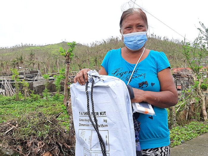 Eine Frau in den Philippinen mit einem Shelter Kit