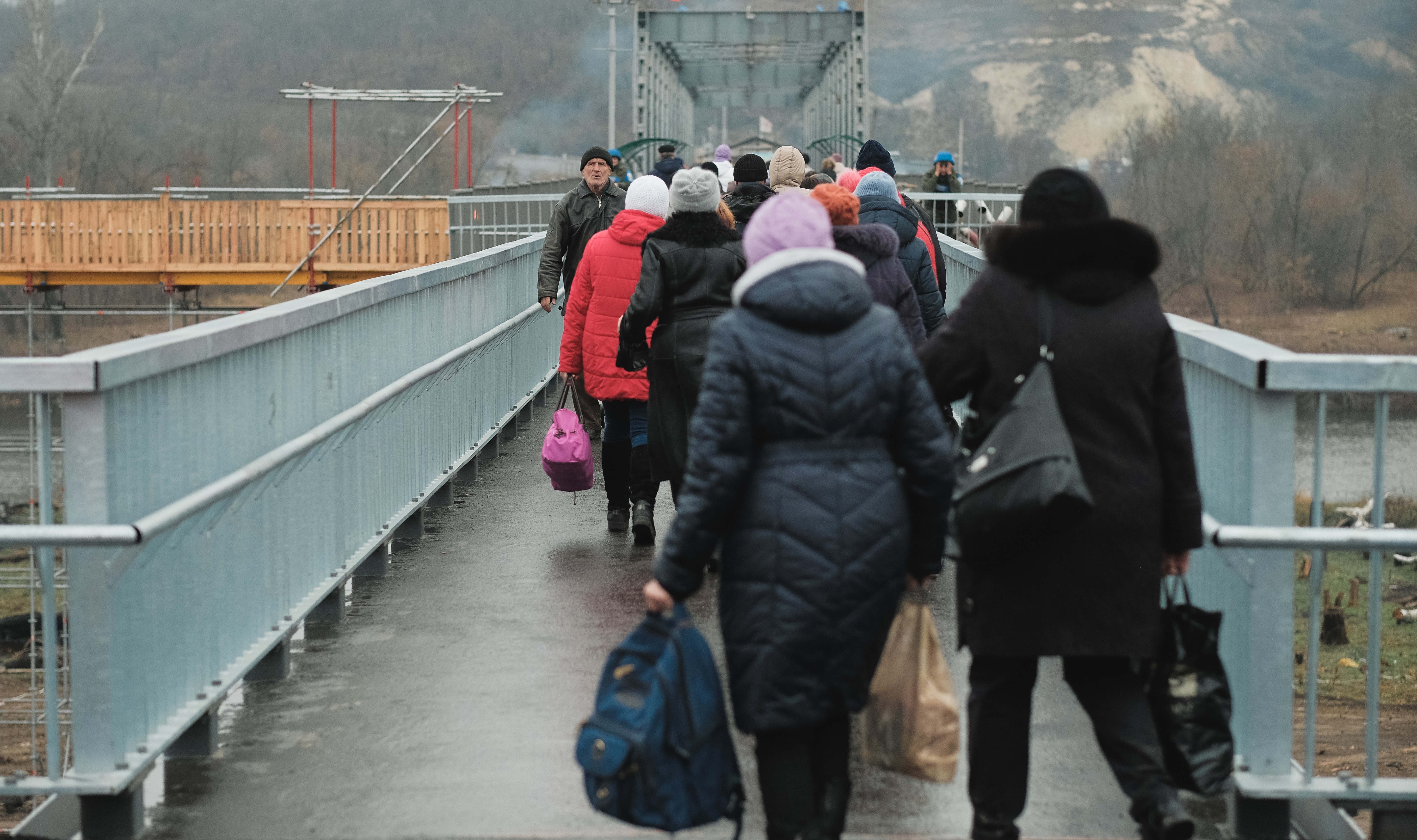 Zivilisten an dem Grenzübergang Stanytsia Luhanska ( OSCE/Viktor Konopkin)