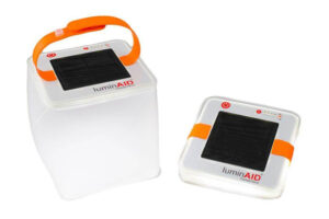 Zwei Solarlampen mit der Aufschrift LuminAID