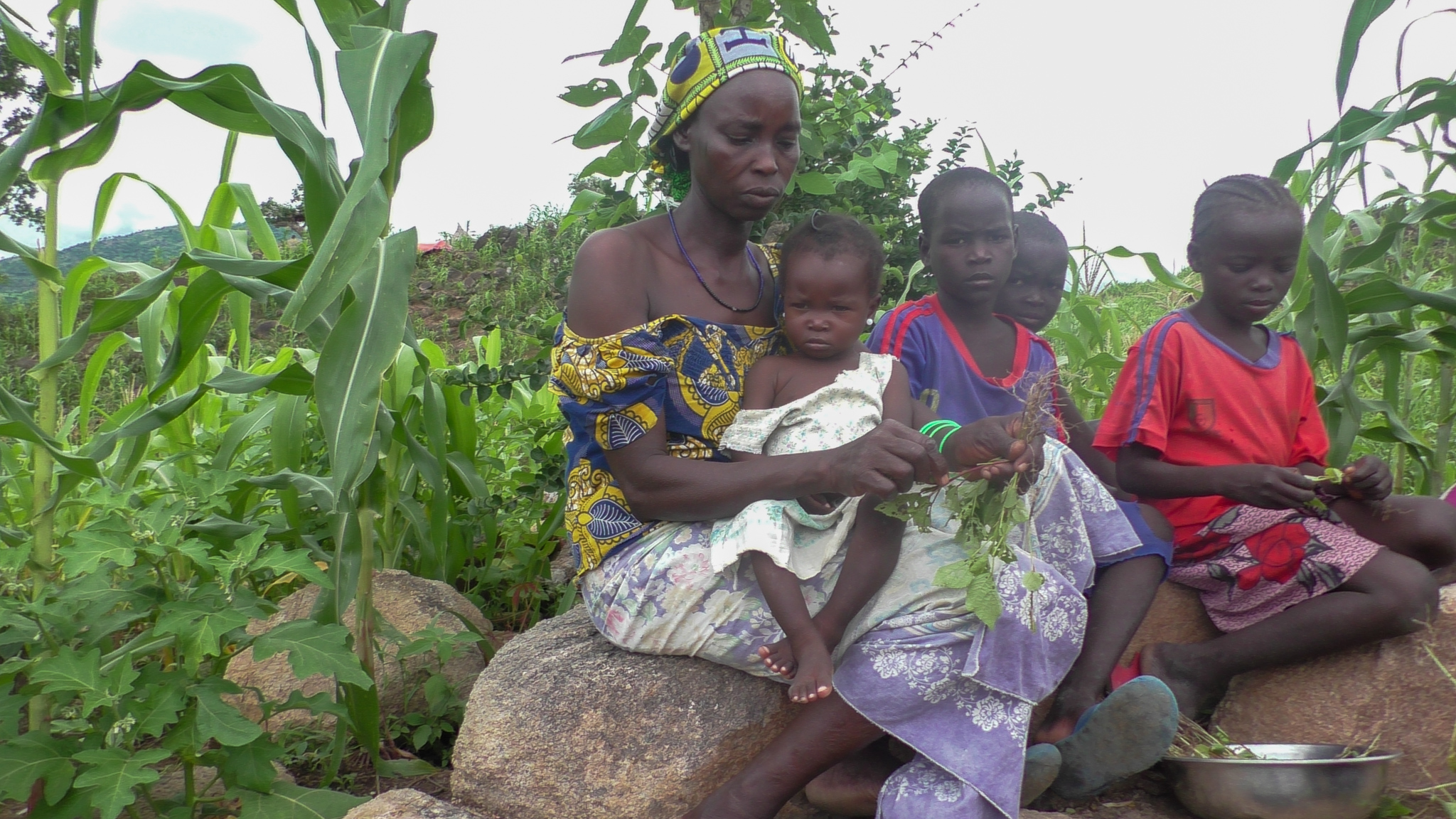Auf der Flucht vor Terror: Tchamye' Frau mit einigen seiner Kinder im Norden Kameruns