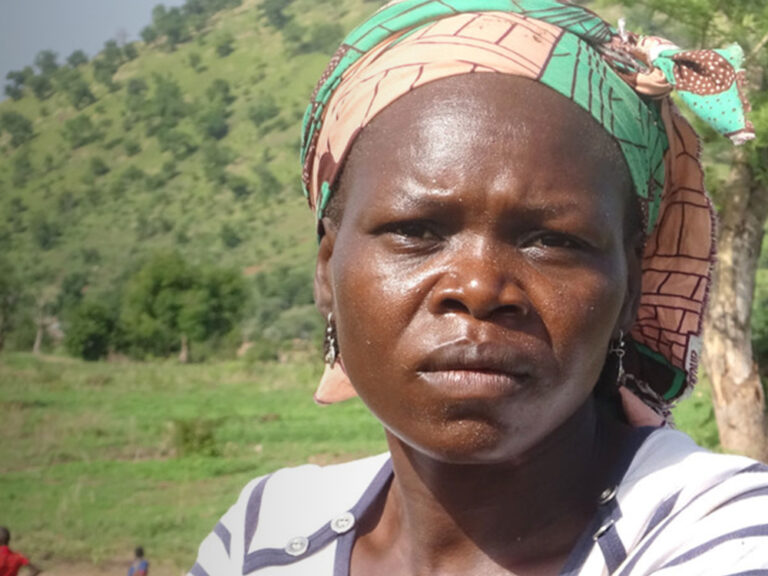 Eine Frau in einem Feld