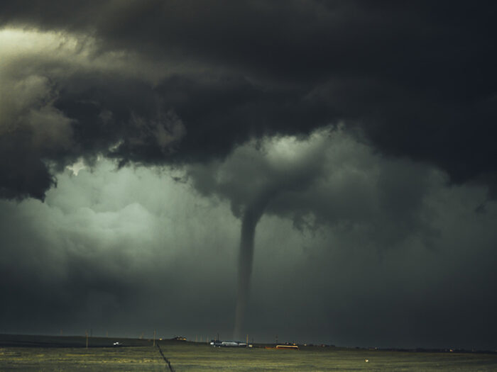 Ein Tornado fegt über ein Feld