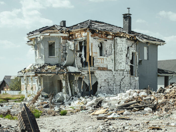 Beschädigtes zweistöckiges Haus in der Ukraine