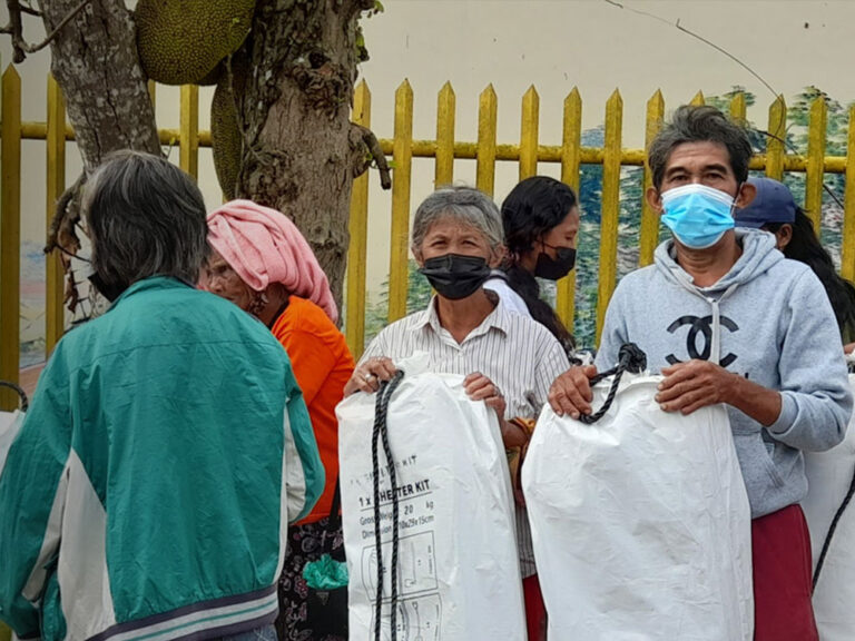 Personen, die in den Philippinen ShelterBox Hilfsgüter erhalten