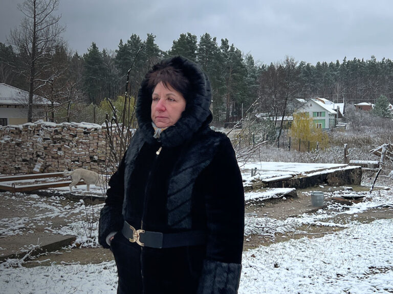 Ukrainische Frau steht im Schnee