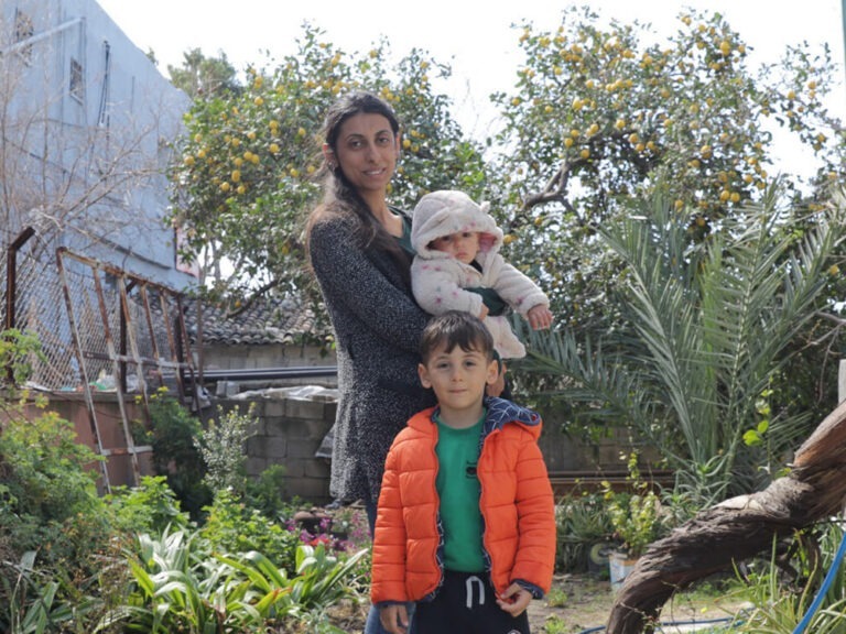 Eine Frau und Kinder stehen draußen in der Türkei