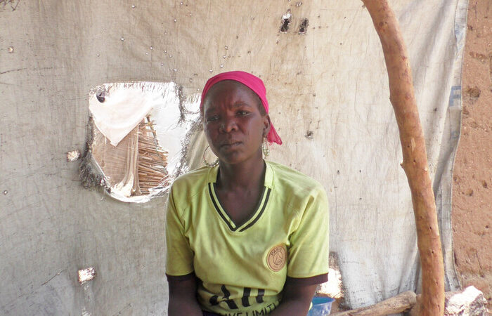 Eine Frau sitzt in einem Zelt in Kamerun