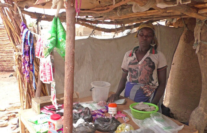Frau, die hinter einer Ladentheke in Kamerun steht