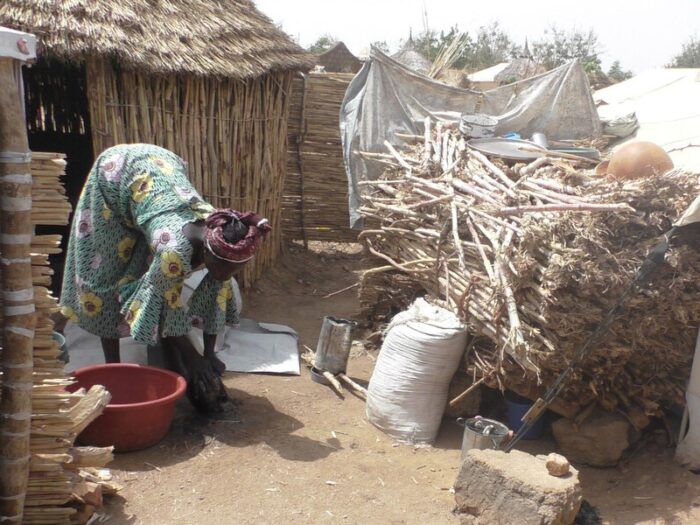 Eine Frau vor einem Haus in Kamerun