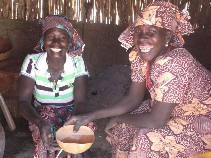 Zwei lächelnde Frauen in Kamerun