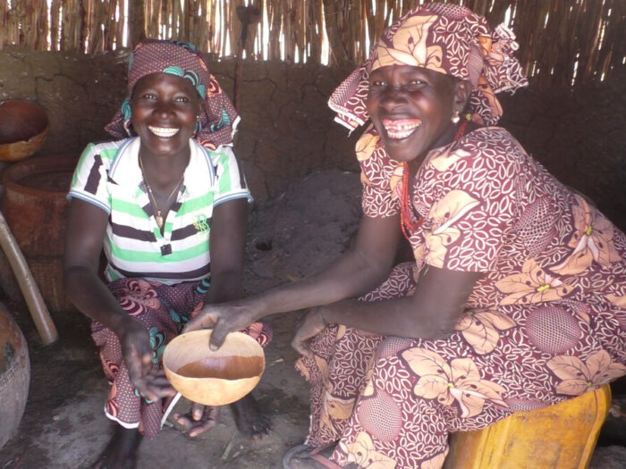 Zwei Frauen sitzen in einem Haus in Kamerun in lächeln in die Kamera