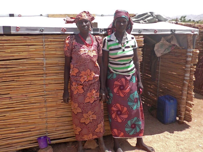 Zwei Frauen stehen neben einem Haus in Kamerun