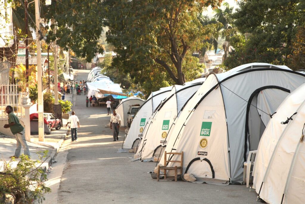 Reihe weißer kuppelförmiger Zelte in einer Straße in Haiti