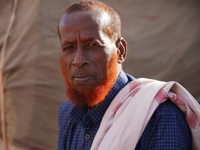 Portrait eines Mannes vor einem Zelt in Somalia