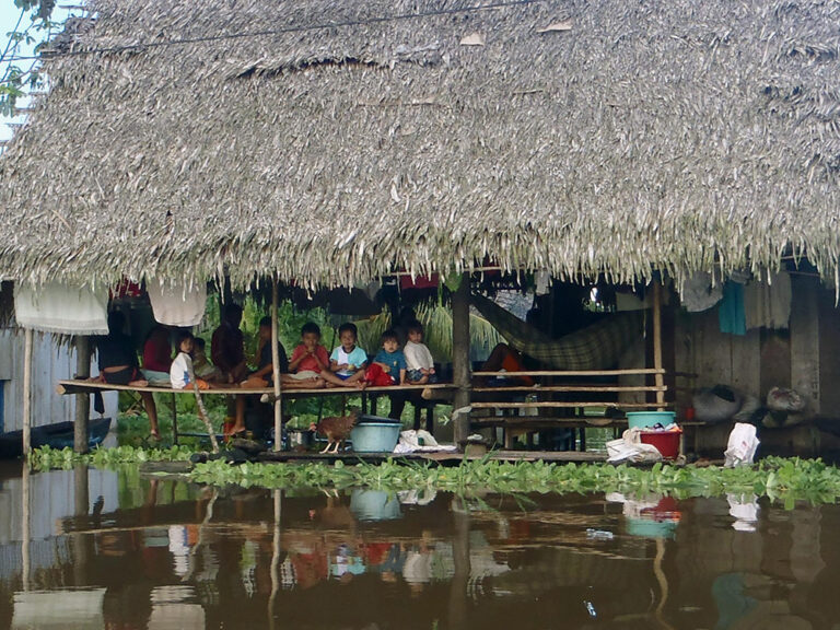 Gebäude neben Überschwemmungen in Peru