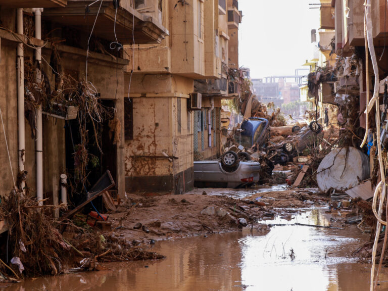 Umgestürzte Autos liegen zwischen anderen Trümmern, die durch Sturzfluten in Derna im Osten Libyens am 11. September 2023 verursacht wurden.