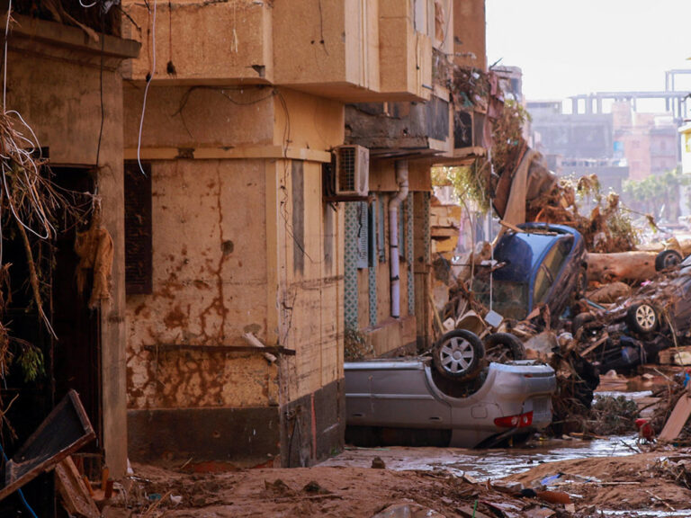Trümmer und beschädigte Gebäude in Derna nach den Überschwemmungen