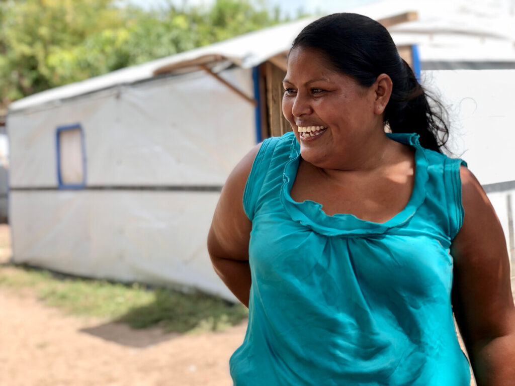 Frau steht vor ihrem Haus in Honduras, nachdem die Hurrikane Eta und Iota ihr Haus zerstört haben.