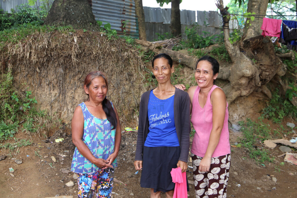 Drei Frauen auf den Philippinen. Der Tropensturm Kai-tak hat ihre Häuser zerstört.