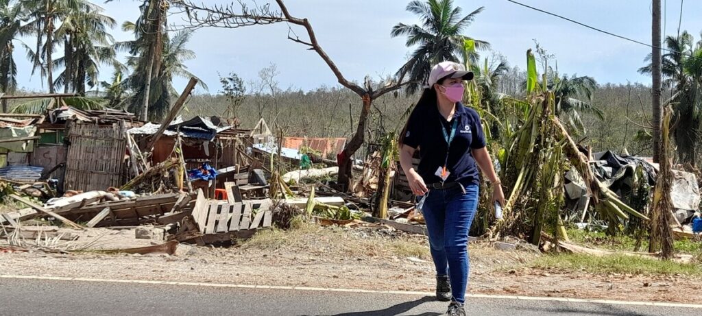 Eine Frau läuft durch Trümmer nach dem Taifun Rai in den Philippinen