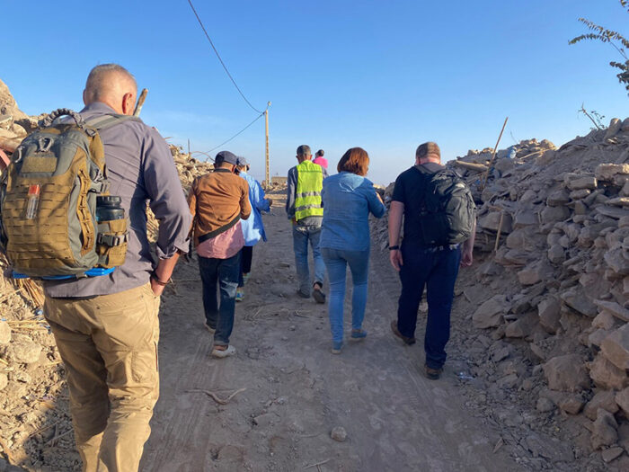 Menschen gehen durch die Trümmer nach dem Erdbeben in Marokko