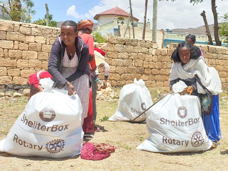 Menschen mit Hilfspaketen in Tigray, Äthiopien