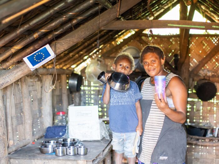 Eine Freu und ihr Kind stehen in ihrem Zuhause