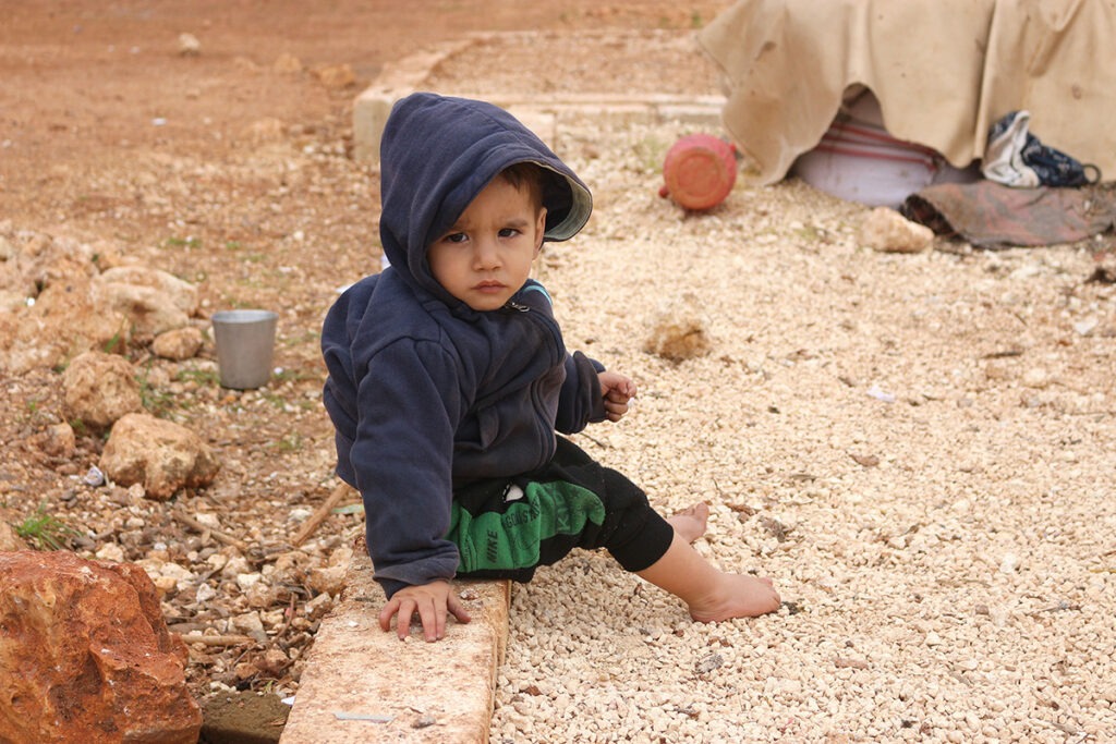 Ein Kind in warmer Winterjacke in Syrien