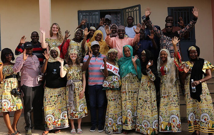 Gruppe von Menschen, die in Kamerun lächeln und in die Kamera winken